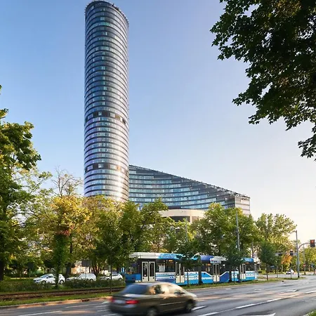 Sky Tower - Luxurious 37Th Floor Apartment By Renters דירה *